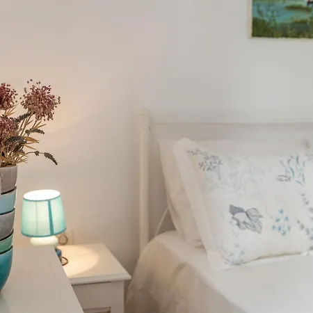 Margaret House * Isterni (Paros)